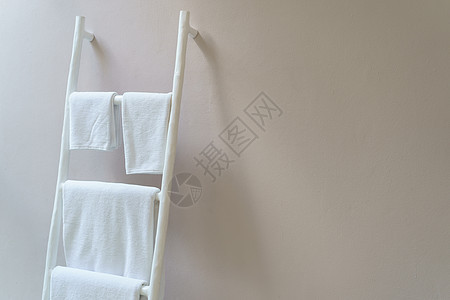 白色毛巾挂在白色木制楼梯架上淋浴风格架子洗手间棉布面巾楼梯奢华卫生装饰图片