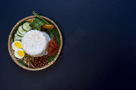 纳西莱马克小贩油炸叶子传统香蕉盘子烹饪香料黄瓜辣椒图片