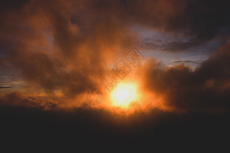 日出时的黎明风景 有一团遮太阳的乌云森林爬坡阳光公园日落天空旅行薄雾阴霾场地图片