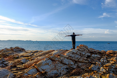 人用手扶在岩石上海岸线海岸旅游海湾公园蓝色旅行假期支撑地平线图片