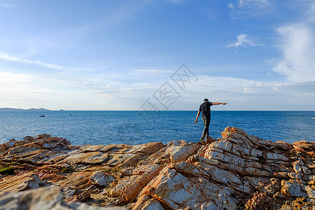 人用手扶在岩石上观光游客海景海岸线半岛旅行地平线地标假期国家图片