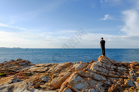 人站着 手起身来 站立国家风景群岛旅游海岸线地平线海岸男人海景旅行图片