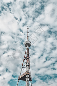 在第比利斯的电视塔上 格鲁吉亚对着阴云的天空图片