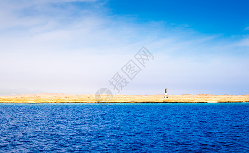 红海海岸和蓝天空的风云在埃及笼罩着图片