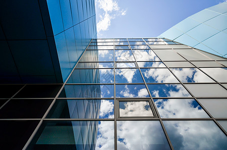 蓝色天空的反射和办公室大楼窗口中的云彩工程房子封锁街道窗户镜像建筑摩天大楼白色几何学图片