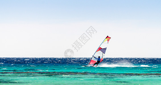 红海的冲浪骑马 在明天之幕下男人天空热带波浪季节运动员旅游冲浪者海洋速度图片