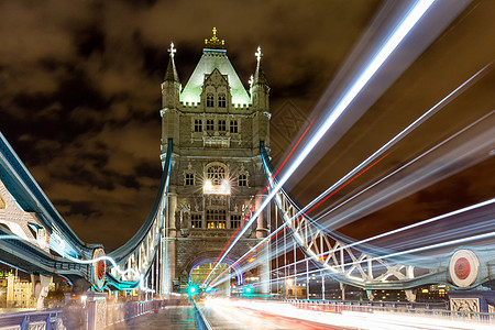 英国伦敦塔桥沿线的灯道图片