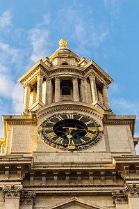 圣保罗大教堂时钟和钟塔 英国伦敦建筑雕像宗教历史性历史建筑学城市教会首都金子图片