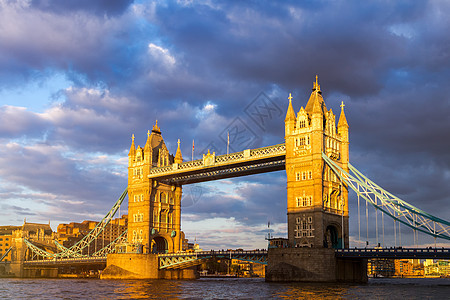 在英国伦敦的塔桥 日落 云彩美丽王国纪念碑首都旅行建筑学城市运输吸引力国家历史图片