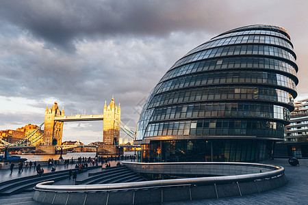 伦敦天际与市政厅和塔桥的伦敦日落 伦敦商业反射旅行历史性景观文化建筑游客摩天大楼天空图片