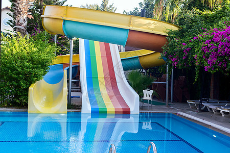 在度假村的院子里 有个小游泳池幻灯片娱乐蓝色庭院设施旅行游乐温泉户外运动孩子们图片