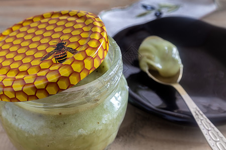 养蜂产品 在玻璃罐子里有蜂蜜的美酒食物昆虫蜂巢蜂房蜂窝养蜂业桌子熊蜂养蜂人图片