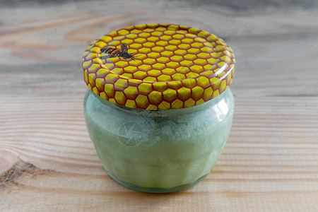 养蜂产品 在玻璃罐子里有蜂蜜的美酒蜂巢蜂房蜂窝熊蜂食物桌子养蜂业养蜂人昆虫图片