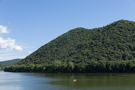 湖和它的国家蓝色爬坡旅游村庄活力彩虹溪流公园观光假期图片