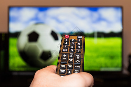在现代电视电视上观看足球足球比赛 并剪辑技术家庭屏幕电影家居拇指电影院游戏按钮人手图片