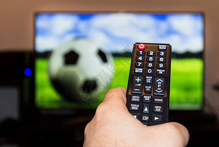 在现代电视电视上观看足球足球比赛 并剪辑拇指家庭观众控制电影院手表手指技术广播电视图片