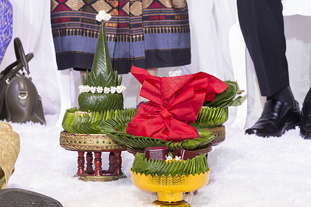 泰国婚礼仪式 传统新郎赠予范汉马克图片