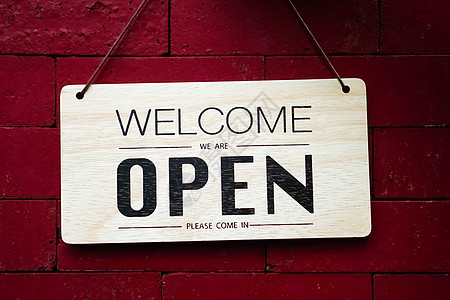 一个商业标志 上面写着咖啡馆或餐馆开放 在入口处挂在门上杂货店公司入口酒吧餐厅店铺品牌玻璃街道广告图片