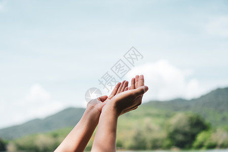 女人手放在一起 就像在大自然的绿色背景面前祷告一样女性天空生活日落精神生长宗教太阳女孩上帝图片