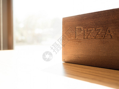 餐厅木制柜台上的披萨字母图片