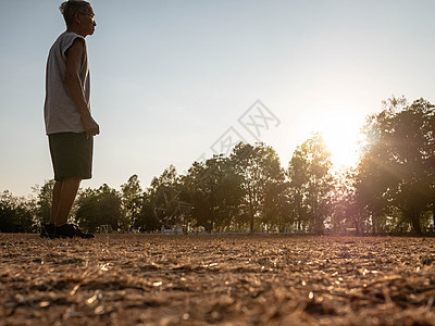 日落的天空背景下 亚洲高龄男子在公园里慢跑 健康生活方式和保健概念男性爱好运动跑步身体娱乐国家微笑闲暇草地图片