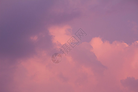 美丽的日落天空与云在炎热的夏日 自然回归日落背景天际褪色热带晴天天空阳光坡度地平线图片