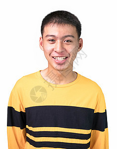 特写一位身穿黄色长袖 T 恤 面带微笑的英俊少年男孩的肖像 站在白色背景上 生活方式的人的概念图片
