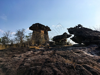 是一个形状像蘑菇的砂岩柱建筑学土壤历史性公园旅游天空旅行砂岩背景地标图片