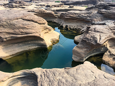 Samphan bok位于老恩贡分区阳光峡谷外星人蓝色风景岩石石头天空游客沙漠图片