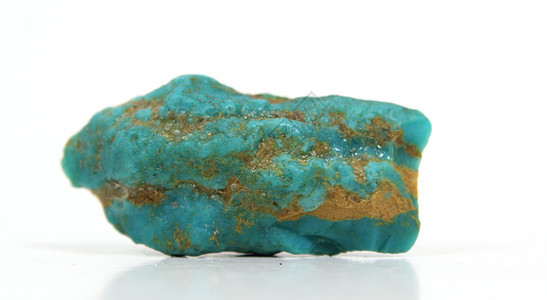白绿石上孤立的岩石矿物石头脉轮宝藏水晶矿石珠宝绿色宝石矿物学康复背景图片