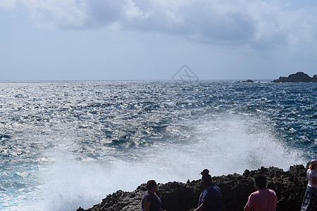 加勒比海阿鲁巴岛上的 Arikok 自然公园 岩石海岸有沙漠和海浪水池洞穴海洋游客旅行石头公园蓝色热带海滩图片