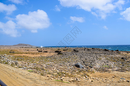 加勒比海阿鲁巴岛上的 Arikok 自然公园 岩石海岸有沙漠和海浪公园天空水池海滩海岸线石头假期蓝色支撑国家图片