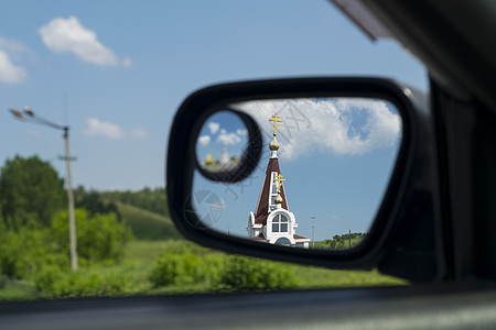 汽车镜子中的教堂图片