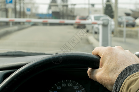 封闭屏障背景上的驾驶员手的手部 以及司机运输货物旅行男性交通车辆货运保护城市图片