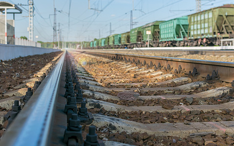 货运汽车旁边火车站的铁路轨景图(列车旁)图片