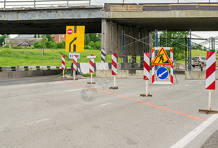 住宅区附近沥青绕行路上的道路标志 绕行 维修图片