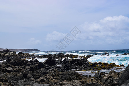 加勒比海阿鲁巴岛上的 Arikok 自然公园 岩石海岸有沙漠和海浪海景石头蓝色海岸线国家假期峡谷热带海滩水池图片