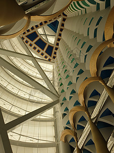 迪拜 内景 标志性的帆船酒店是世界上最独特的七星级酒店 世界第三高的豪华餐厅星星奢华地标财富大堂建筑学蓝色白色图片