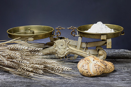 古老的厨房天平 糕饼 面粉和玉米包图片