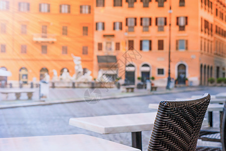 罗马纳沃纳广场阳光下空的餐桌椅子阳光小酒馆场景食物旅行露台咖啡店阳台用餐图片