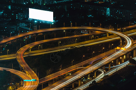 城市风景 公路和城市上有车灯的高速公路驾驶路口路线建筑地铁时间天线运动摩天大楼车辆图片