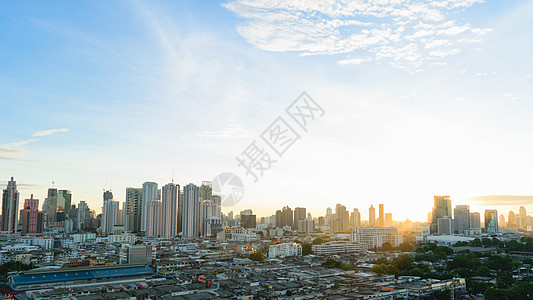 曼谷市泰兰的阳光清晨时间和交通费图片