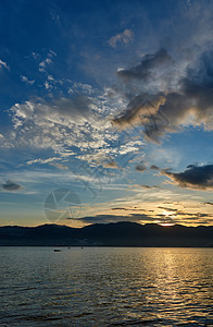 海和山的黎明海洋太阳海浪蓝色天空风景天堂天气戏剧性地平线图片