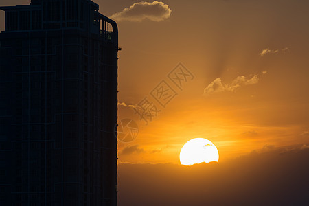 日落与建筑物天空办公室天际剪影橙子商业太阳建筑成功景观图片