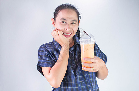 亚洲青年妇女亲手摸脸颊 因为她对牙齿有敏感感 并因喝冷水而牙痛 牙科护理和保健概念饮料伤害药品过敏成人牙医痛苦女士牙疼衰变图片