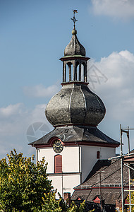 韦斯特瓦尔德达登的巴洛克教堂树木砌体蓝色教会棕色钟楼绿色风格天空白色图片