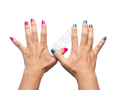 白色背景上涂有粉红色和蓝色指甲的美人手紧贴图片