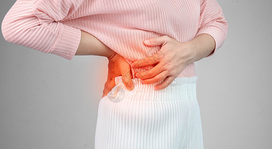 在家里辛勤工作后背部疼痛的妇女 保健概念 第11条肾脏病人女性出汗痛苦保姆商业脊柱腰部疾病图片