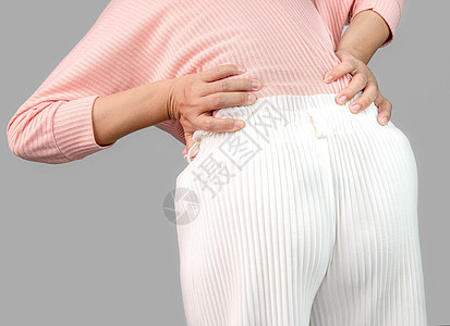 在家里辛勤工作后背部疼痛的妇女 保健概念 第11条出汗疾病背痛肾脏药品腰椎女性工人女士痛苦图片