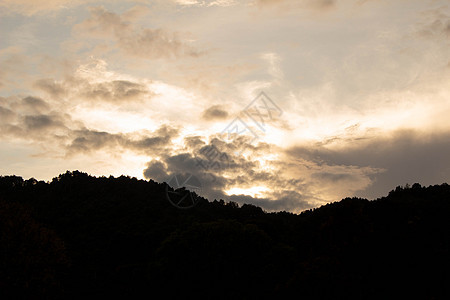 清晨阳光照耀的山峰风平浪静阴影爬坡生态公园风景森林旅行天空季节环境图片